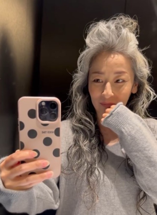 自然体のグレイヘアとくせ毛スタイルを披露した投稿が話題に／megさん（@megumiwa0122）提供