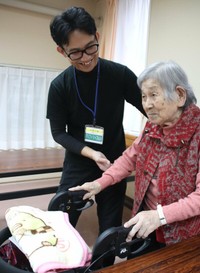 施設利用者の体を優しく支えるアルフィさん（左）＝京丹波町三ノ宮・瑞穂山彦苑