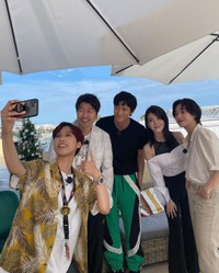 昨年はカンヌ国際映画祭までロケに飛び「ベイビー・ブローカー」チームと対面！（出典：文明特急 Instagram）