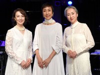 （左から）河野景子、山村美智、近藤サト＝2022年