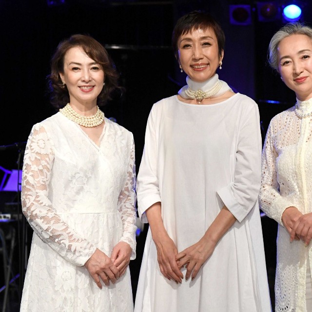 （左から）河野景子、山村美智、近藤サト＝2022年