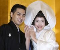 指輪を披露する柳楽優弥と豊田エリー＝2010年