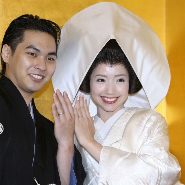 指輪を披露する柳楽優弥と豊田エリー＝2010年
