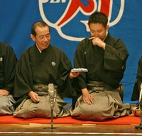 Ｗ襲名披露口上で感極まった二代目林家木久蔵（右）にそっと手ぬぐいを手渡す林家木久扇＝2007年