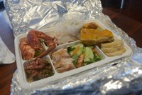 朝市で知り合ったソニア・タファトゥさんが、自主隔離中の記者につくってくれたお弁当。ゆでたヤシガニ（左上）やタロイモ（右下）、薄く切ったタロイモとパパイアを重ねてココナツクリームをかけて蒸し焼いた「タキヒ」（タロイモの上）など、ニウエの郷土料理が詰まっていた