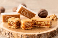 鎌倉紅谷の「クルミッ子」（提供）