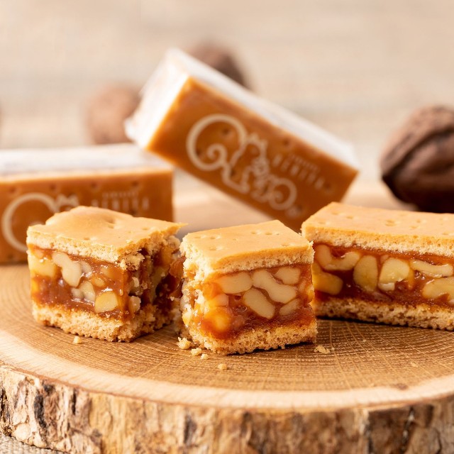 鎌倉紅谷の「クルミッ子」（提供）