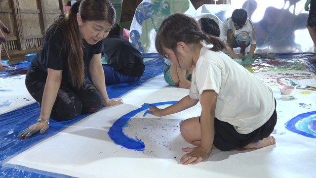 子どもたちが手と足で自由に描く　小豆島で現代アートを楽しむイベント　香川
