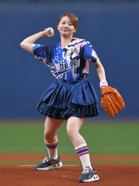 セレモニアルピッチを務めるSKE48・松本慈子＝京セラドーム大阪