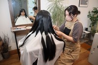 ヘアドネーションのため腰まで伸ばした髪