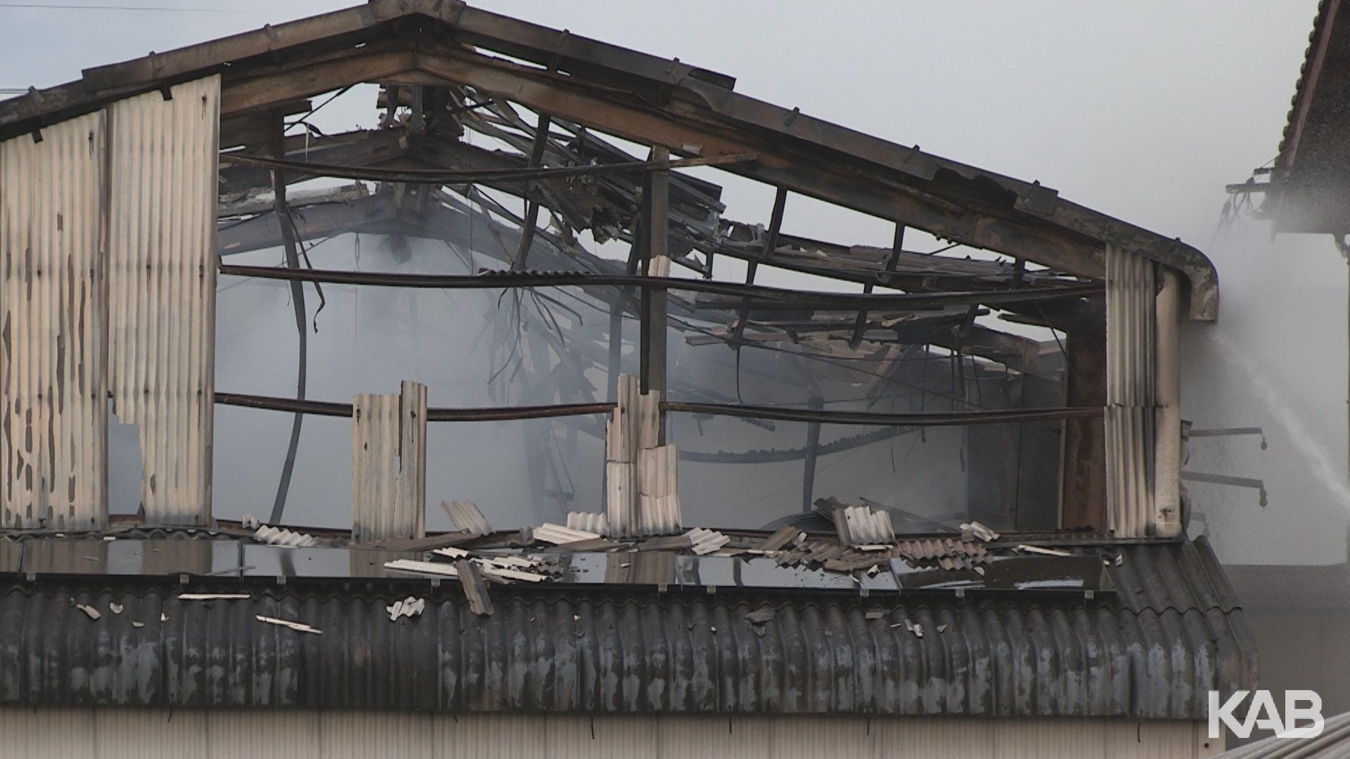 八代市で2階建て倉庫が全焼　技能実習生らの居住スペースも