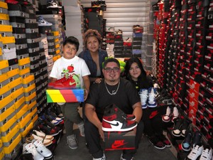 履かずに売買、まるで株式　膨れあがるスニーカー転売ビジネスの実態、アメリカで見た