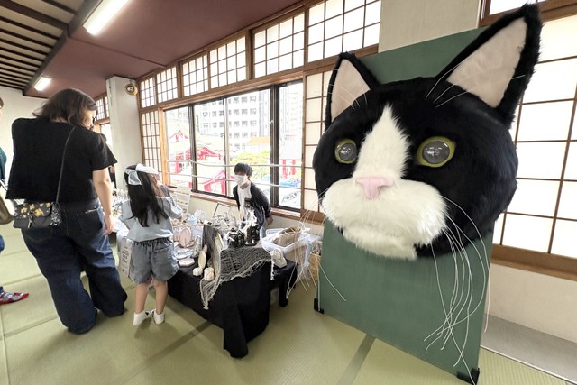 ９月２１日「黒猫だらけの譲渡会マルシェ」の様子。巨大看板猫がひときわ目立った