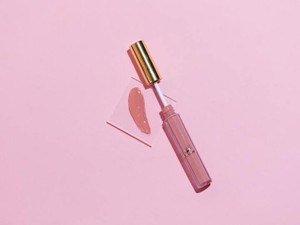 今日の唇はシアーピンク！メイクの冒険に出て、自分をご機嫌にする