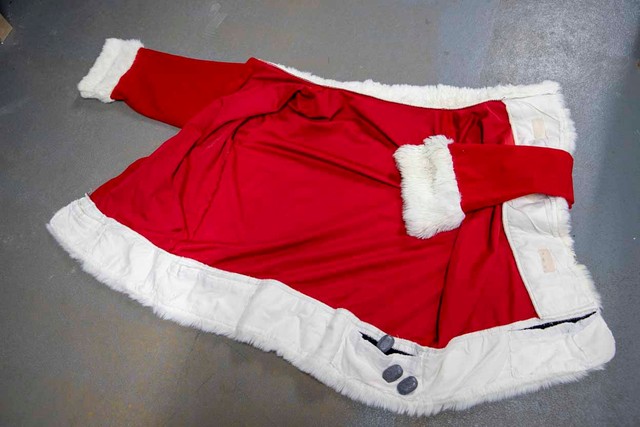 サンタの衣装にも工夫あり。裾部分に小さな重りを入れることで服のひらひらを抑制