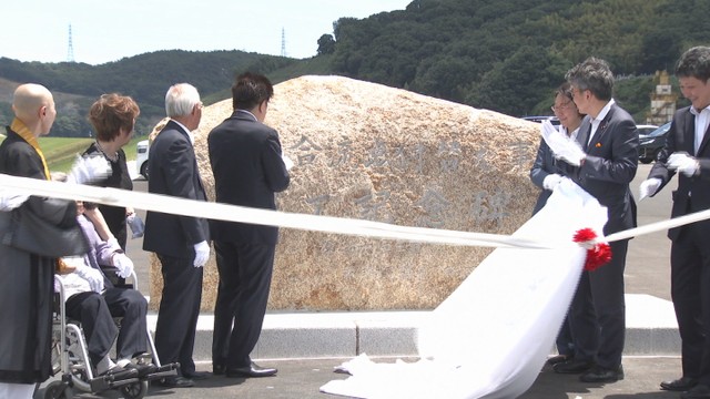 西日本豪雨 倉敷市真備地区で小田川と高梁川の合流点付け替え工事完了の記念碑除幕