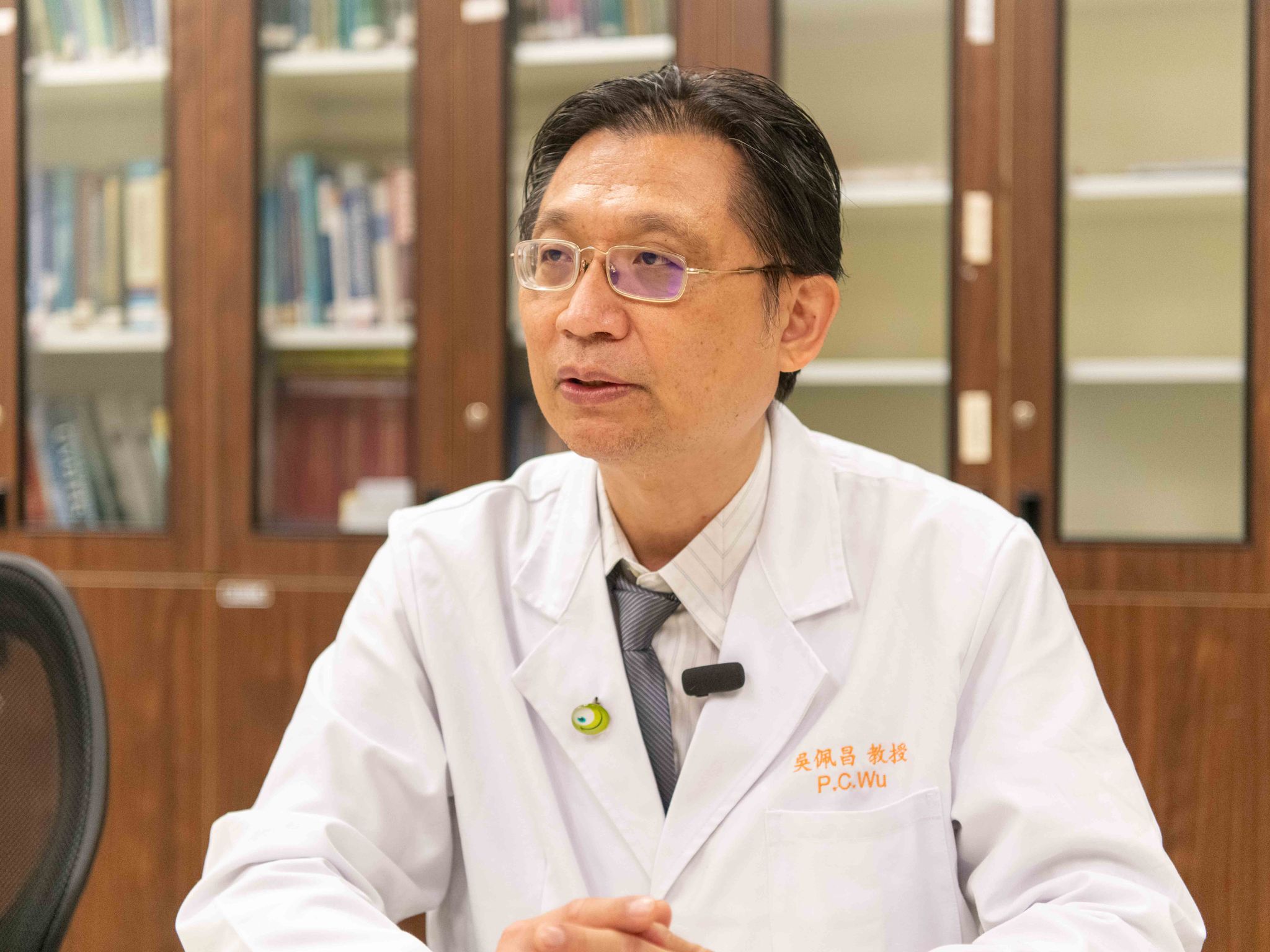 取材に応じる高雄長庚記念病院の眼科医、呉佩昌氏