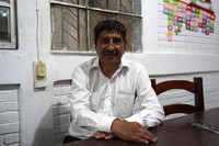 バリリャスにある高校のエドガル・モリナ校長。アソバグリの奨学生として通う生徒もいるという=2024年9月17日、グアテマラ西部バリリャス、荒ちひろ撮影