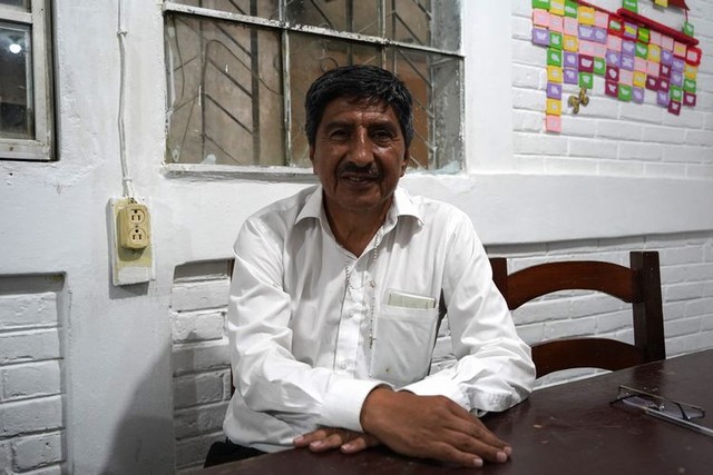 バリリャスにある高校のエドガル・モリナ校長。アソバグリの奨学生として通う生徒もいるという=2024年9月17日、グアテマラ西部バリリャス、荒ちひろ撮影