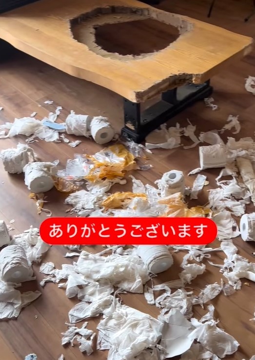 机に穴が！！(阿部さん提供、Instagramよりキャプチャ撮影)