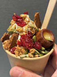 コモンズAのブルンジで購入できる「カヌレパフェ」。ボリュームもあり美味しそう