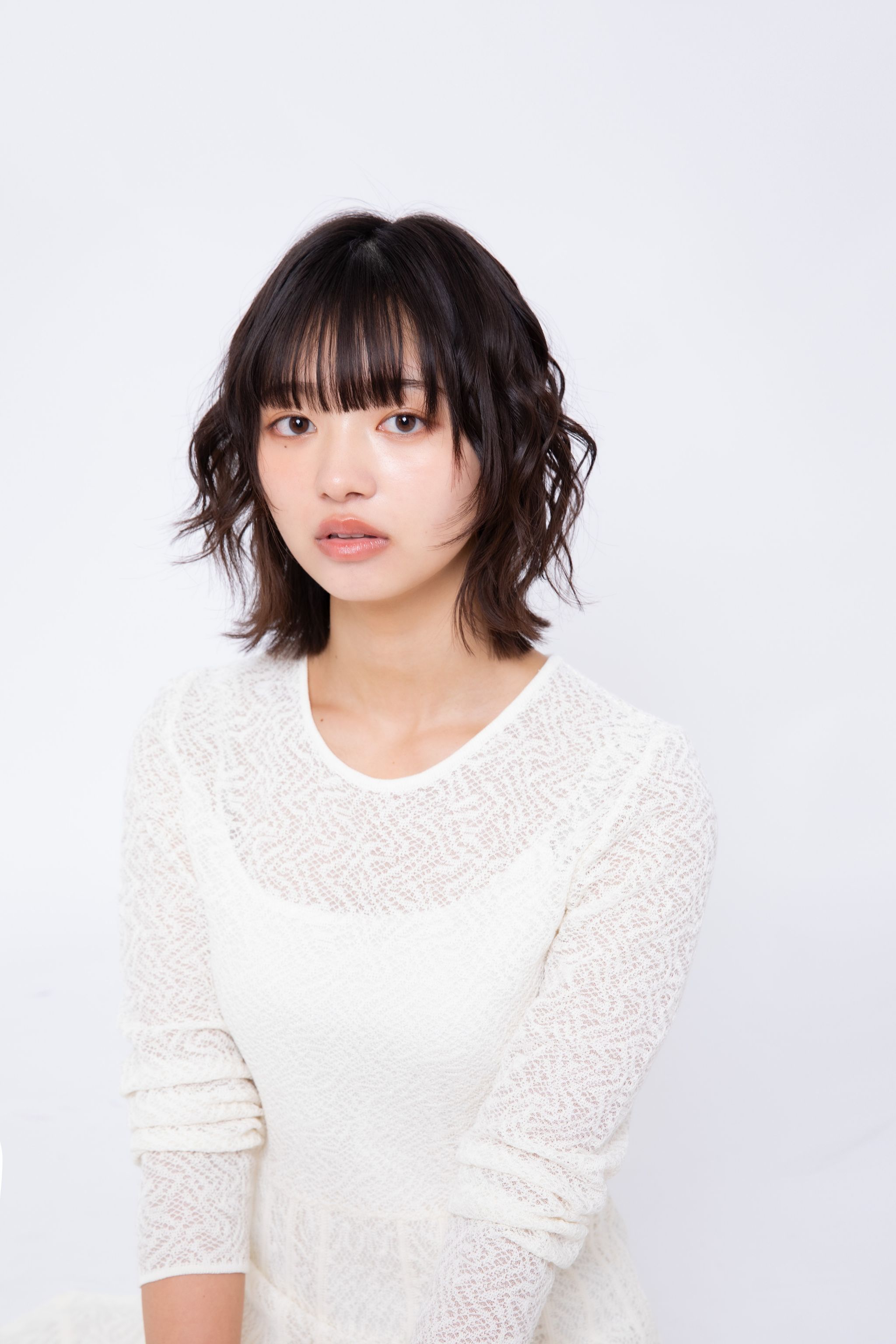 胸元があいたワンピース×あどけない表情 21歳女優の初写真集 先行