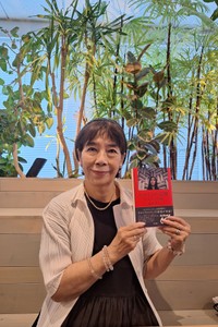 著書「ヒロインの追憶 ウルトラの絆」を手にする桜井浩子＝都内