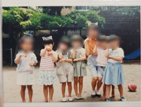 約40年前の先生(右から3番目)と茜さん（左から２番目）／茜さん（@akaneshibagaki）提供