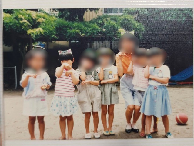 約40年前の先生(右から3番目)と茜さん（左から２番目）／茜さん（@akaneshibagaki）提供