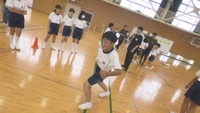 小学校の体育の授業でダンスバトルをする児童たち