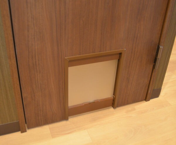 トイレのドア脇にはネコ用の小窓を設け、ネコが出入りできるようにした