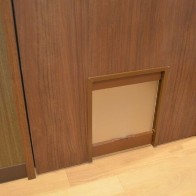 トイレのドア脇にはネコ用の小窓を設け、ネコが出入りできるようにした