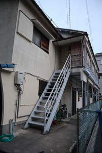 普通のアパートの2階　店を示すものは一切なし