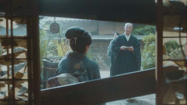 タエ（北川景子）と三之丞（板垣李光人）が身を寄せる寺の住職を演じる湯浅崇　(C)NHK