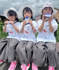 3人で並んでアイスタイム♡（提供：＠_325_clover_さん）
