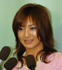 新山千春さん　結婚報告会見で