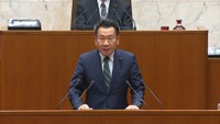 問責決議案の提案理由を述べる白川和幸議員　7月13日