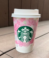 桜の花びらがデザインされたカップ