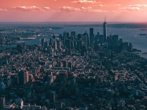 スマホを手に入れると、メンヘランドの世界に。謎おじさまと仲良くなった