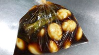 特製のタレに漬け込む「世界で一番おいしい味玉」（提供：麦ライス(シェフ)さん）