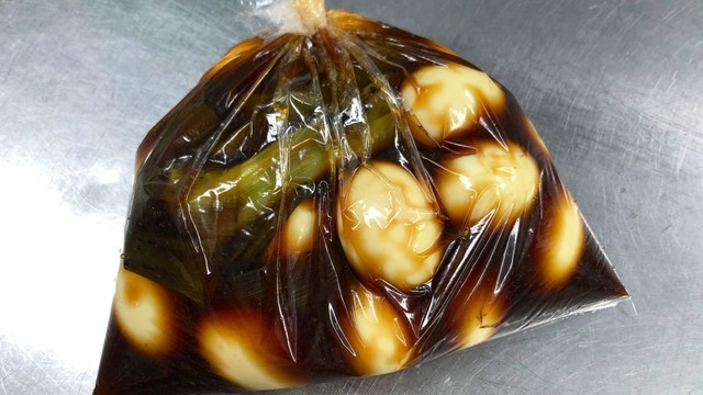 特製のタレに漬け込む「世界で一番おいしい味玉」（提供：麦ライス(シェフ)さん）