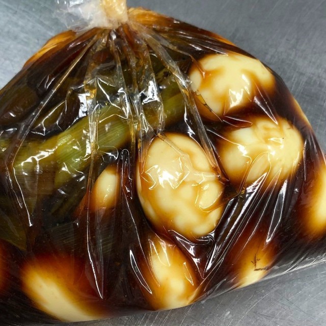 特製のタレに漬け込む「世界で一番おいしい味玉」（提供：麦ライス(シェフ)さん）