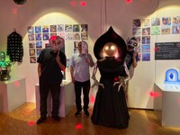 『なべやかん・チングルベルのなつやすみ大作戦』の展示会場で宇宙人にふんする出展者たち＝横浜市内