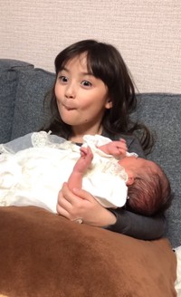 生まれて間もない5歳下の弟さんを抱っこする娘さん／投稿主提供