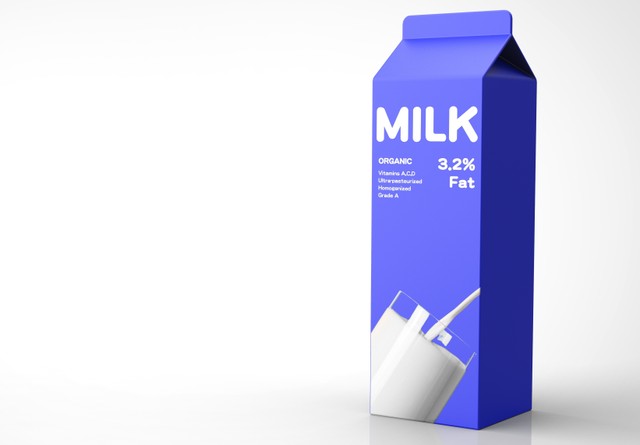 スーパーなどで見かける「注ぎ口付きの牛乳パック」※画像はイメージです（nao5970/stock.adobe.com）