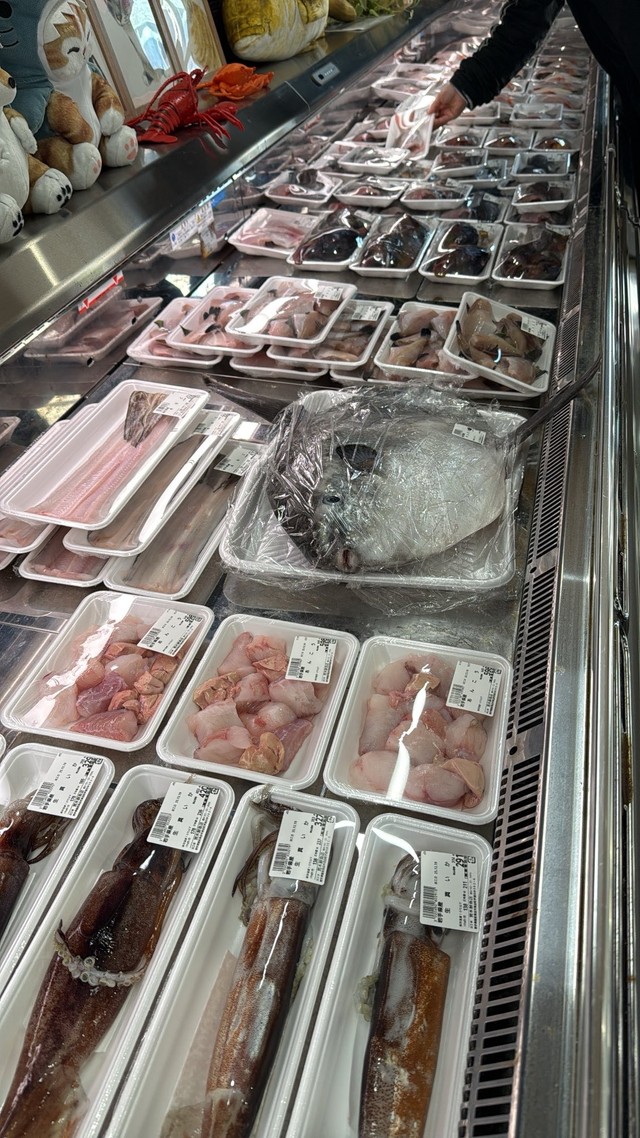 店頭で強烈なインパクトを放っているマンボウ／あらきゆうきさん（@Arakisengyo_yu）提供