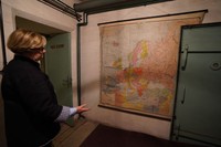 ワルシャワの鉄鋼メーカーにある地下シェルターに残されていた冷戦時代の世界地図＝2023年6月5日、荒ちひろ撮影