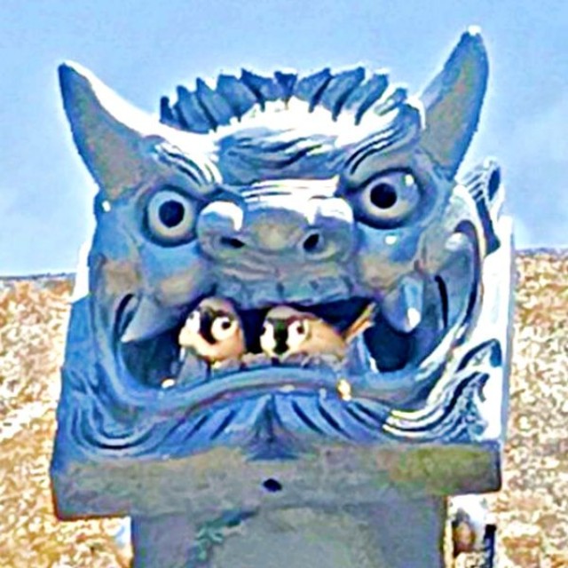 サンドーム福井の鬼瓦。スズメが口の中から顔をのぞかせています（画像提供：∠いわしさん）