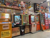 かつてはゲームセンターなどに設置されていたゲーム機たち。色合いもレトロです。