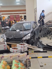 あわや大惨事、、、ショッピングモールの中に車が、、（提供：さとうもときさん）